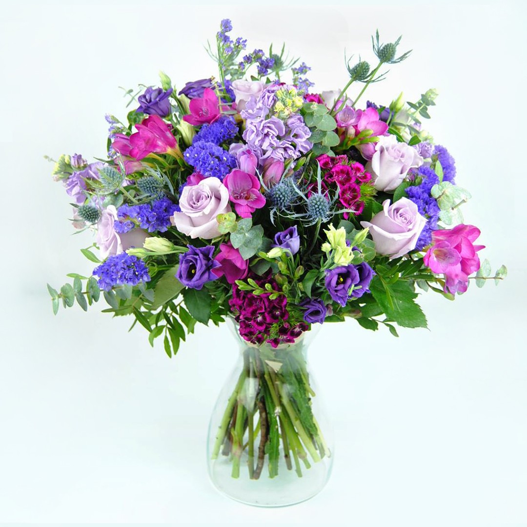 Ramo de Flores con Fresias, Rosas lilas, Estatice, Eryngium, Lisiantum azul, Clavel poeta y Alelí lila