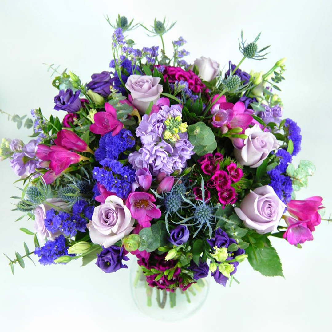 Ramo de Flores con Fresias, Rosas lilas, Estatice, Eryngium, Lisiantum azul, Clavel poeta y Alelí lila
