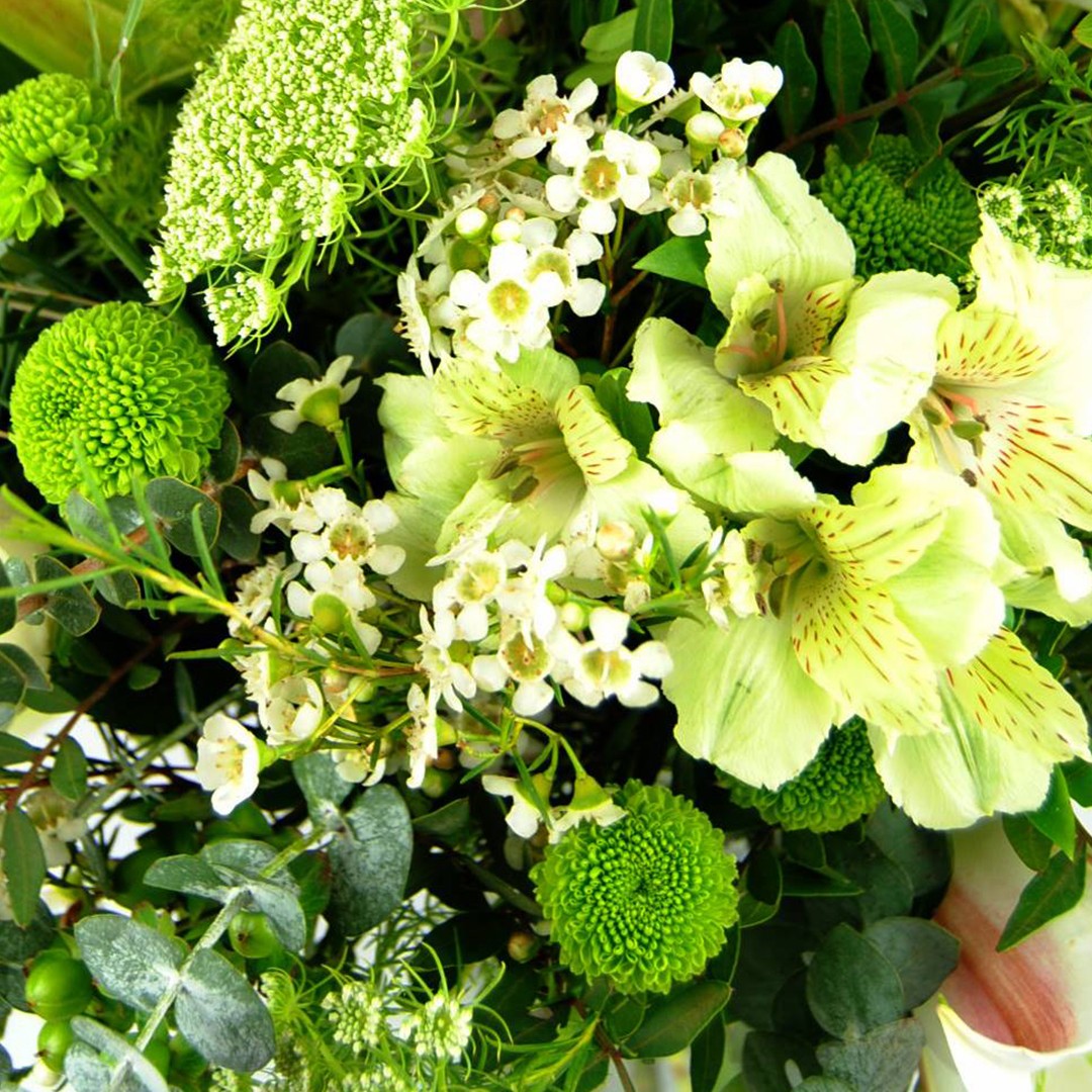 Ramo de flores con Lilium blanco, Crisantemos baloon, Rosa blanca, Alstromelia blanca, Animajus, Eucalipto