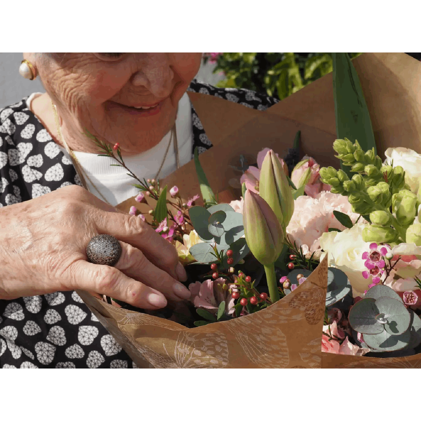 Flores con Rosas Blancas, Tulipanes, Claveles, Gerberas y Antirriums