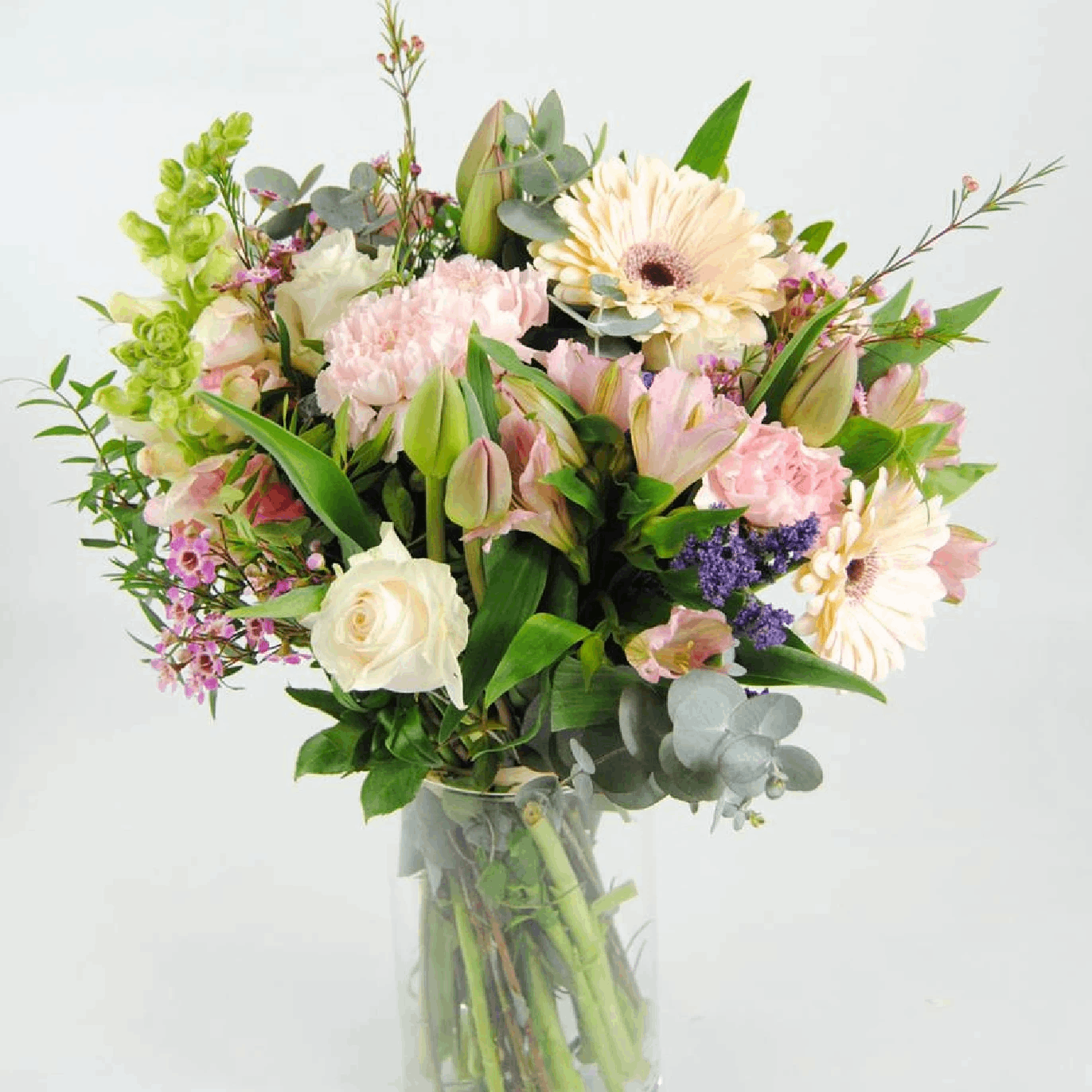Flores con Tulipanes, Rosas Blancas, Claveles, Gerberas y Antirriums