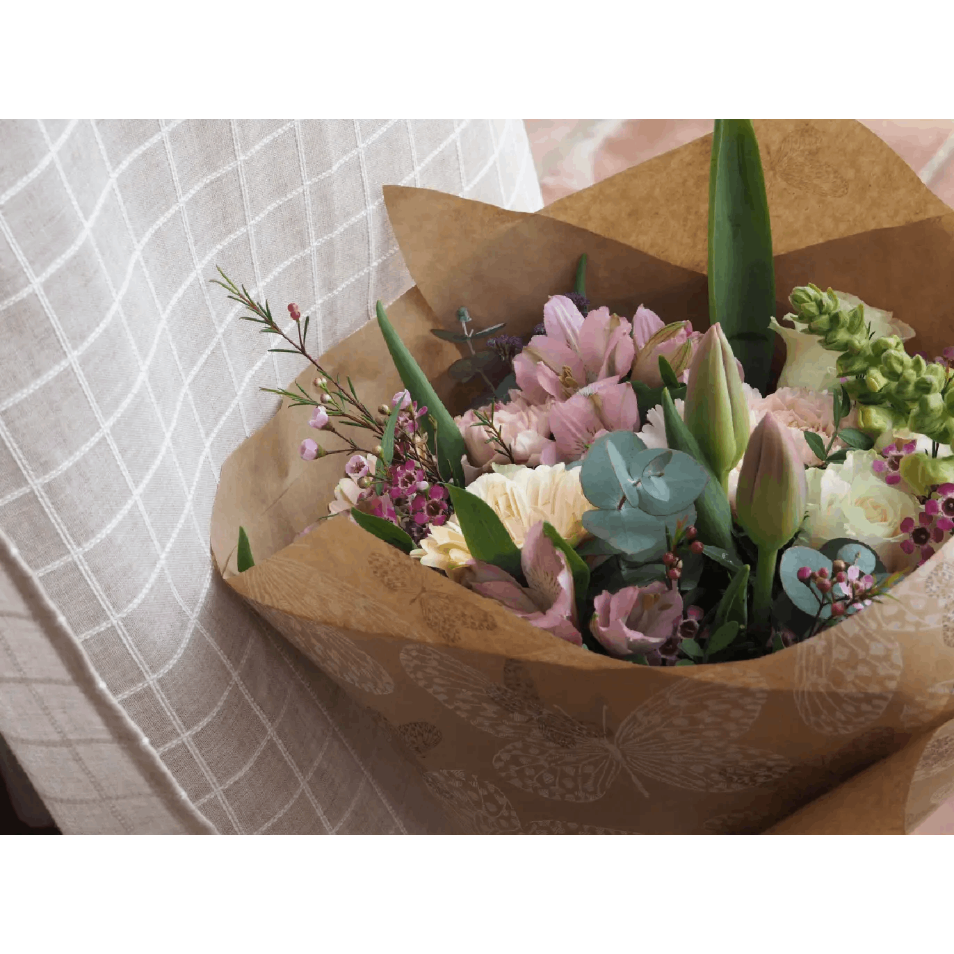Ramo de Flores con Rosas Blancas, Tulipanes, Claveles, Gerberas y Antirriums