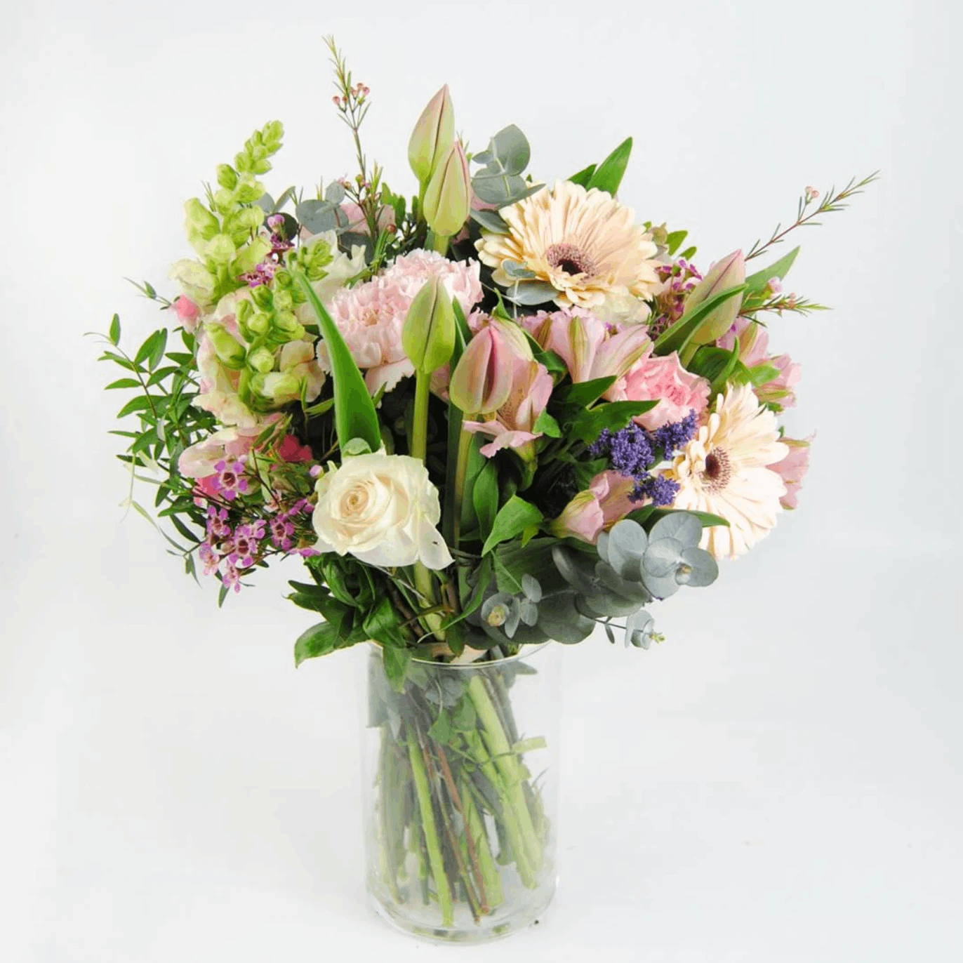 Ramo de Flores con Tulipanes, Rosas Blancas, Claveles, Gerberas y Antirriums