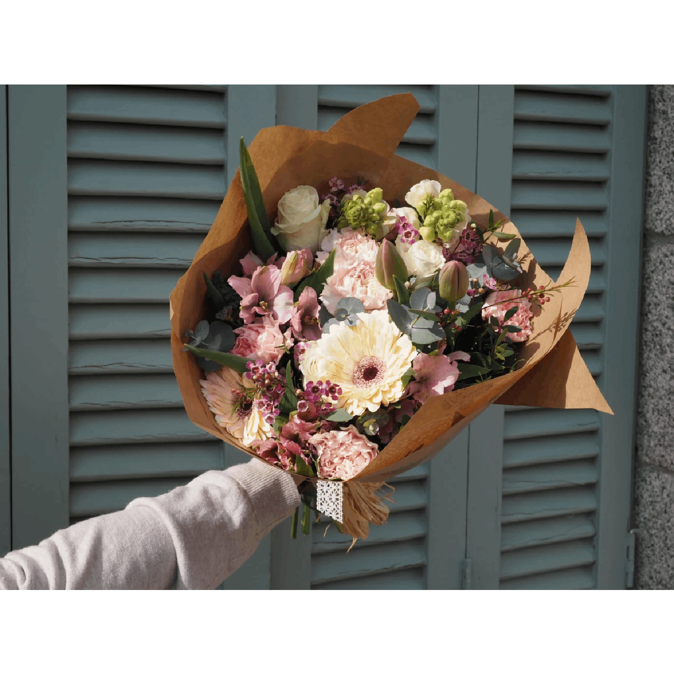 Regalar Ramo de Flores con Tulipanes, Rosas Blancas, Claveles, Gerberas y Antirriums