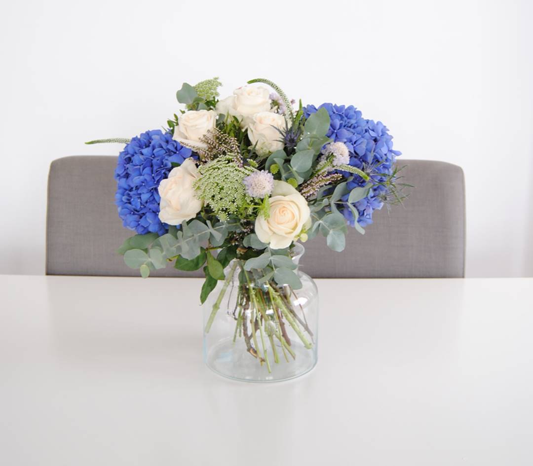Ramo de flores con Hortensias azules, Rosas, Eringium, anymagus y eucalipto - originalflor