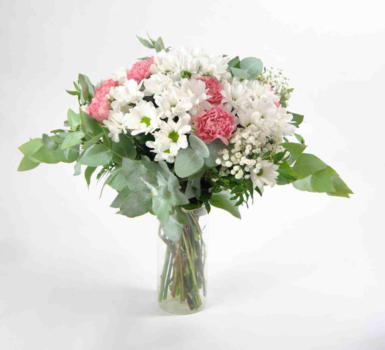 Ramo de margaritas blancas y claveles rosas – Dulzura y frescura natural