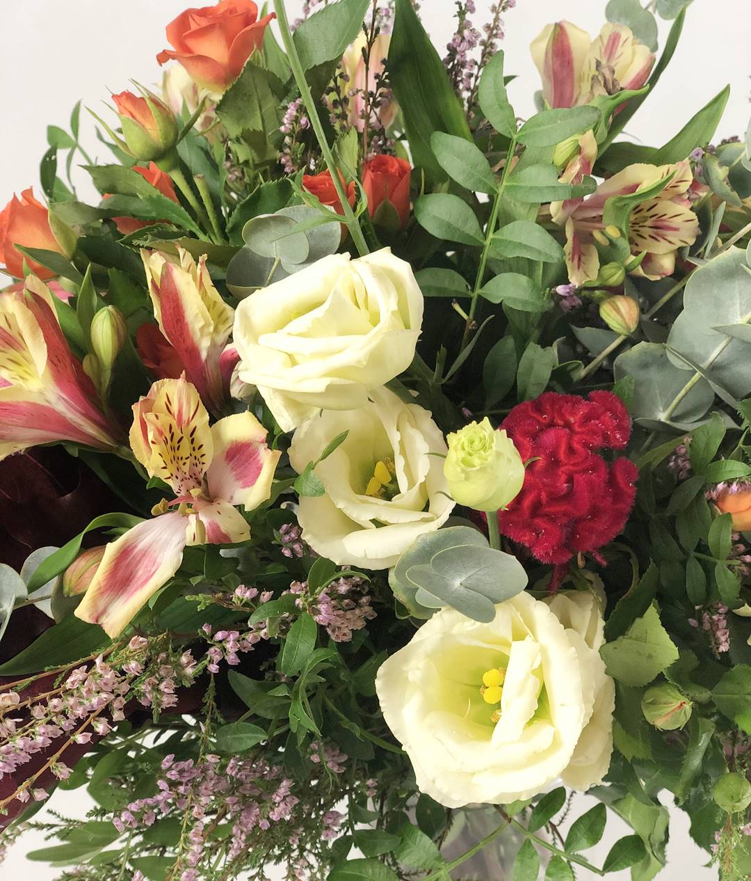 composicion Ramo de flores con celosia, alstromelia, rosa pitmini naranja, lisianthus, brezo, hojas de roble - Originalflor