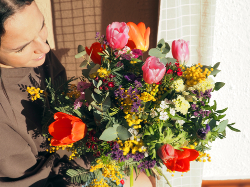 Ramo de Flores COLOR INTENSITY - mimosa, tulipanes, Anémonas, clavel poeta, limonium, estatice, eucalipto, lentisco