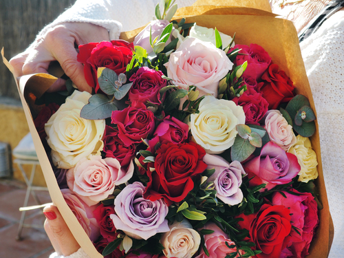 Ramo de rosas rojas, rosas, blancas, eucalipto, dantisco, olivo