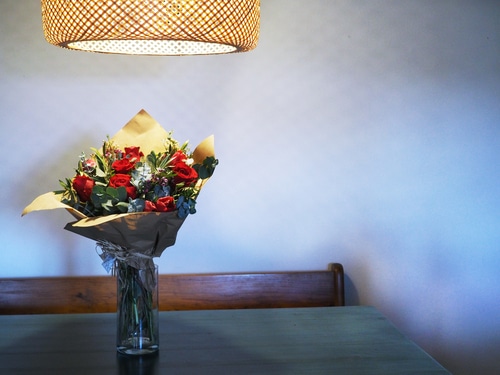 Ramo de flores Antes del Amanecer - rosas, tulipas, flor de cera, eucalipto, dentisco