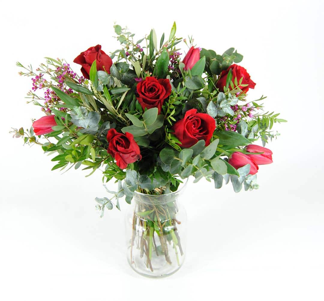 Ramo de flores Antes del Amanecer - rosas, tulipas, flor de cera, eucalipto, dentisco