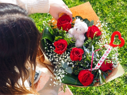 Ramo de flores con rosas rojas con paniculata