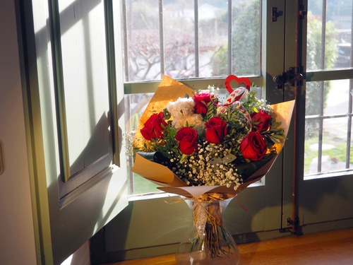 Ramo de flores con rosas rojas con paniculata