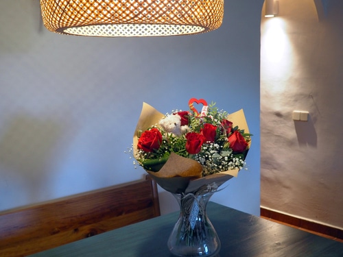 Ramo de flores con rosas rojas con paniculata