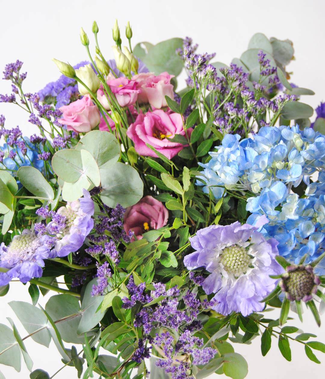 Enviar Ramo de flores con Limonium, Hortensias, Estatice, Lisianthus, Escabiosa, Eucalipto, Lentisco