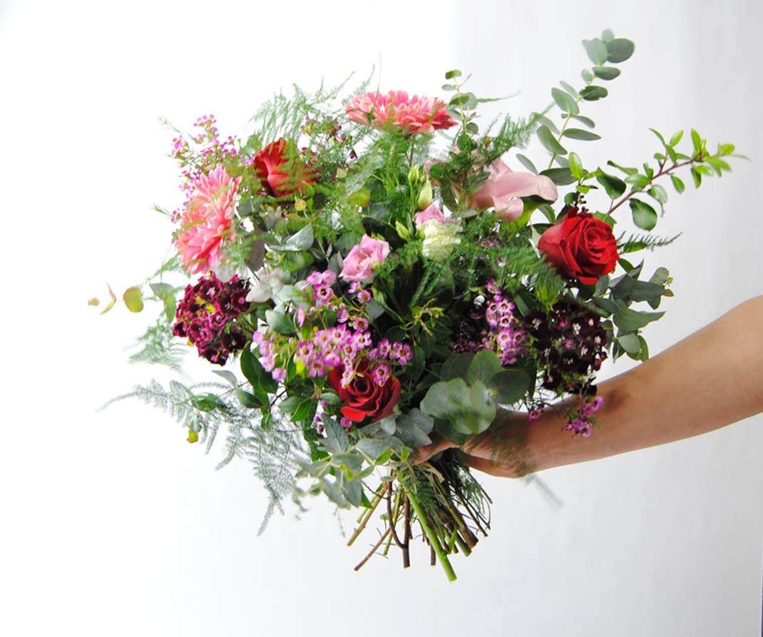 Flores aleli rosa, astromelia, clavel fucsia, rosa pitimini fucsia, rosas lilas, romero y esparreguera - Originalflor