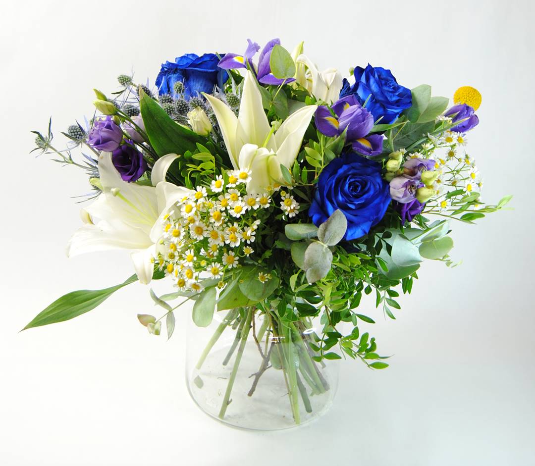 Lirios blancos y iris