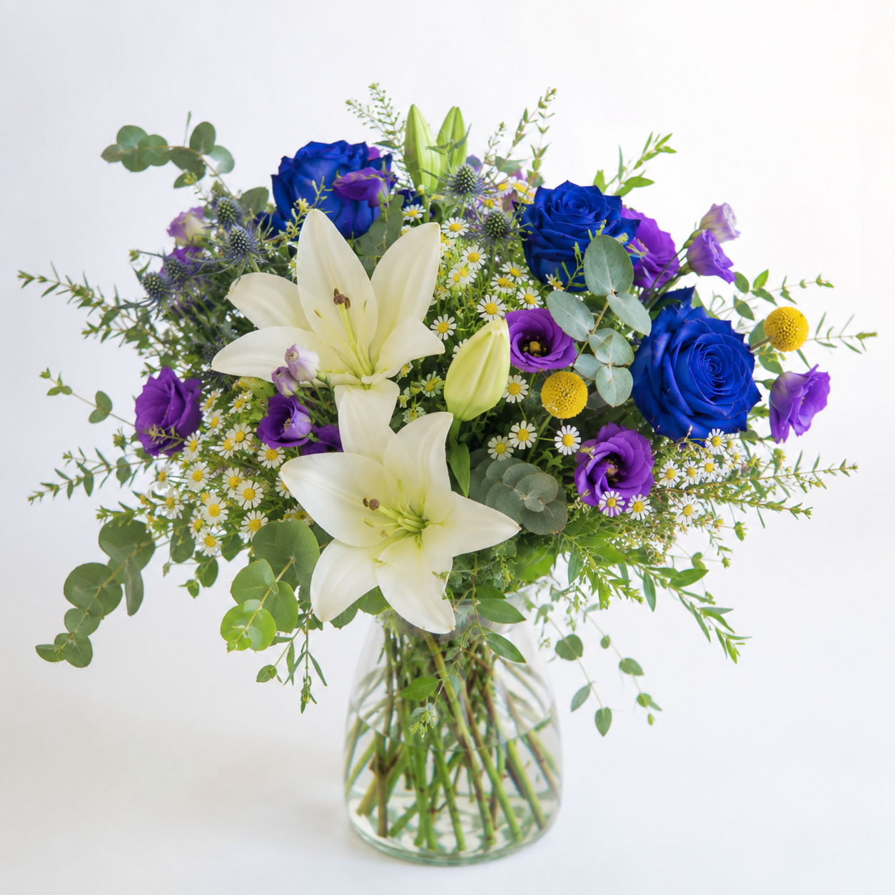 Ramo Sea Breeze con liliums blancos, rosas azules y flores frescas