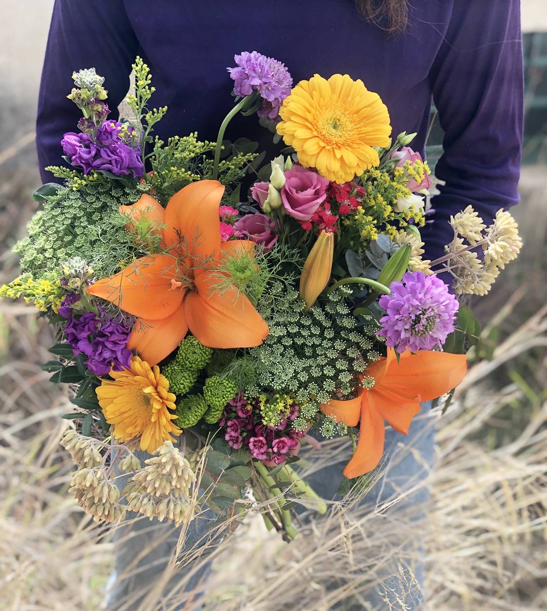Ramo de flores con lilium naranja, flores lisiantum rosa, gerbera amarilla, poeta, escabiosa, baloon, crasas