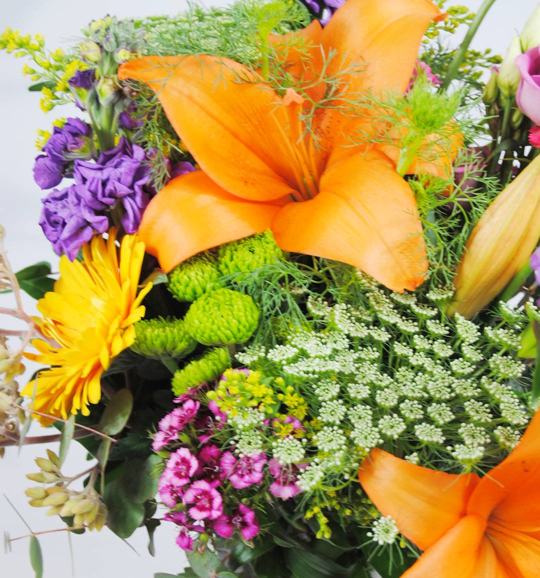 Ramo de flores con lilium naranja, flores lisiantum rosa, gerbera amarilla, poeta, escabiosa, baloon, crasas, solidago