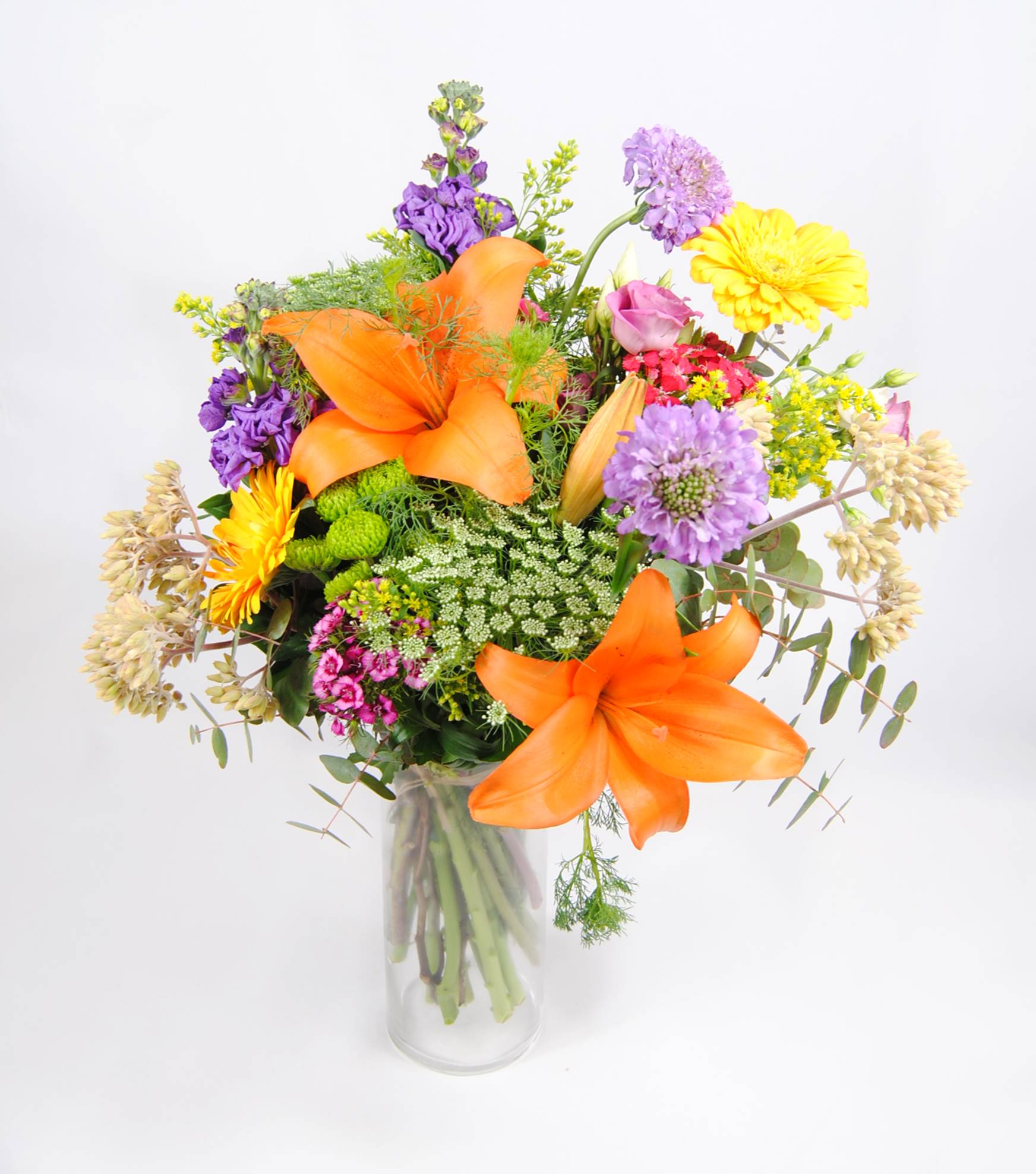 Ramo de flores con lilium naranja, flores lisiantum rosa, gerbera amarilla, poeta, escabiosa, baloon, crasas, solidago, aleli, eucalipto perfumado