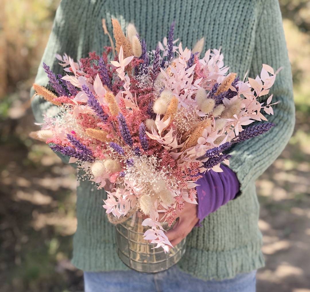 ramo de flor seca rosa y azul