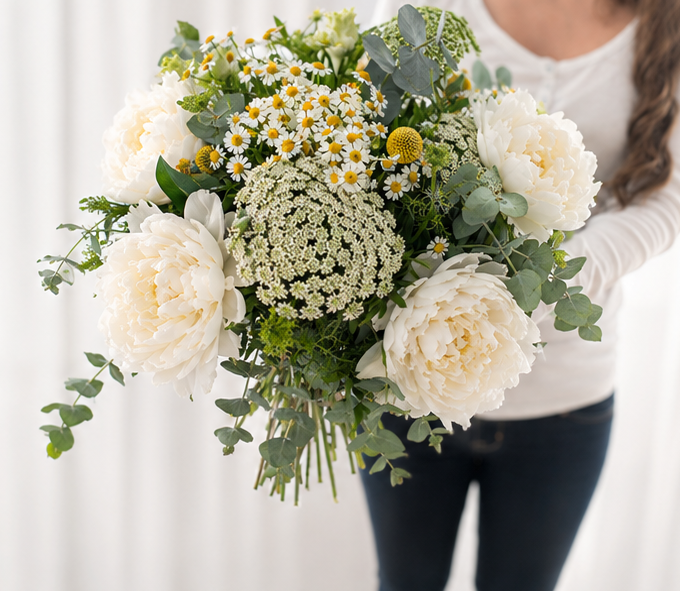 Natural Elegance-Ramo con peonías blancas