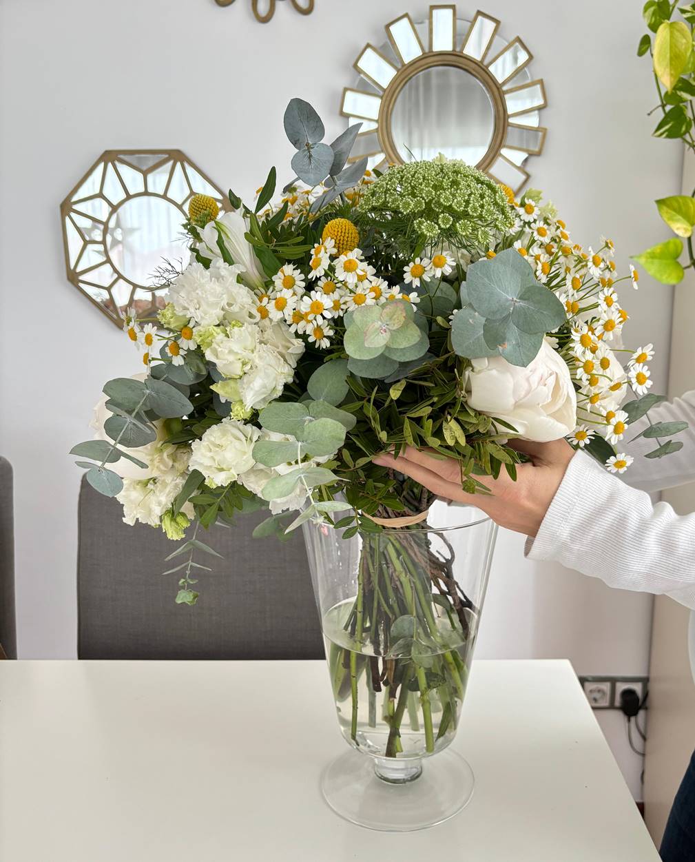 Natural Elegance-Ramo con peonías blancas
