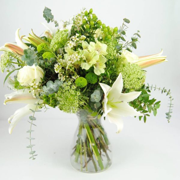 Ramo de flores con Lilium blanco, Crisantemos baloon, Rosa blanca, Alstromelia blanca, Animajus, Eucalipto