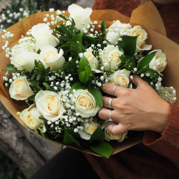 Ramo de flores CAsablanca con rosas blancas - 12 rosas blancas