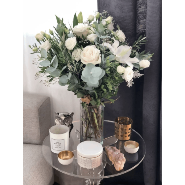 Ramo de rosas blancas lirios lisantium