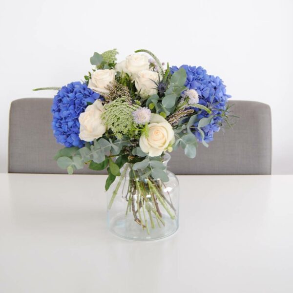 Ramo de flores con Hortensias azules, Rosas, Eringium, anymagus y eucalipto - originalflor