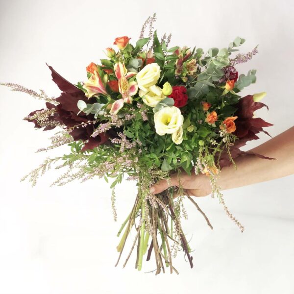 Ramo de flores con celosia, alstromelia, rosa pitmini naranja, lisianthus, brezo, hojas de roble - Originalflor