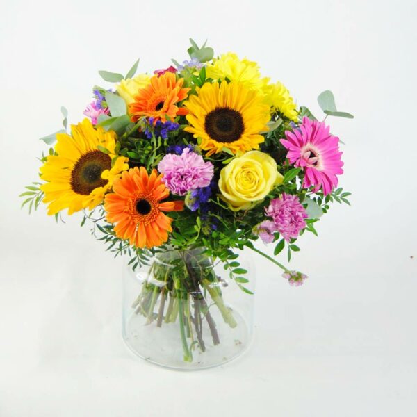 enviar flores para felicitar con girasoles, gerberas fucsia, gerbera naranja, flores margarita amarilla, clavel jaspeado, rosa amarilla, rosa fucsia, estatice azul, eucalipto - originalflor