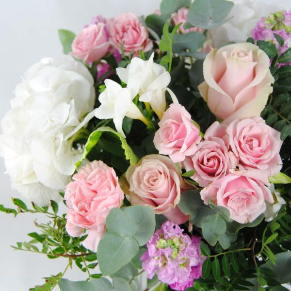 ramo de flores con hortensia blancas, flores de rosa pitiminí rosa, rosas rosa, aleli, clavel rosa, fresia blanca, Eucalipto - originalflor