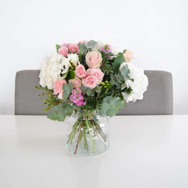 regalar ramo de flores con hortensia blancas, flores de rosa pitiminí rosa, rosas rosa, aleli, clavel rosa, fresia blanca, Eucalipto - originalflor