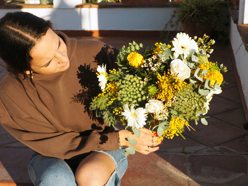 Ramo de flores Country Fragance con Gerberas blancas, rosas amarillas, rosas blancas, Mimosas, Animagus, Flor de cera blanca y Eucaliptos