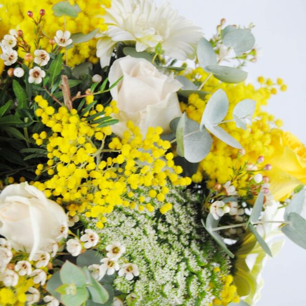 Ramo de flores Field Frangance con Rosas, Gerberas, mimosa y eucalipto