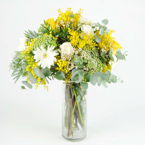 Ramo de flores con Rosas, Gerberas, mimosa y eucalipto