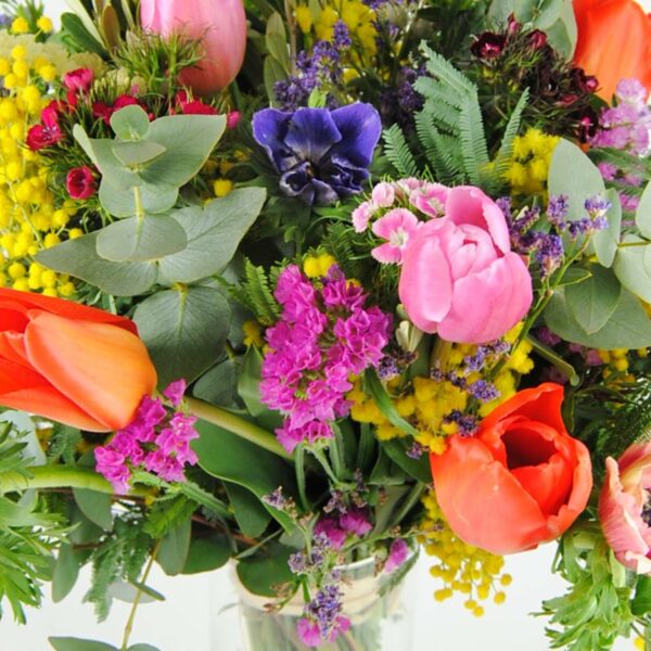 Ramos de flores con mimosa, tulipanes, Anemonas, clavel poeta, limonium, estatice, eucalipto y lentisco