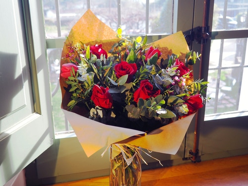 Ramo de flores Antes del Amanecer - rosas, tulipas, flor de cera, eucalipto, dentisco