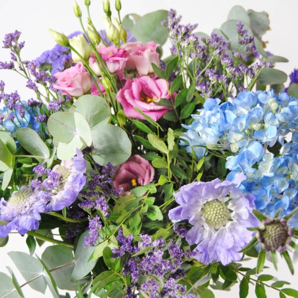 Enviar Ramo de flores con Limonium, Hortensias, Estatice, Lisianthus, Escabiosa, Eucalipto, Lentisco