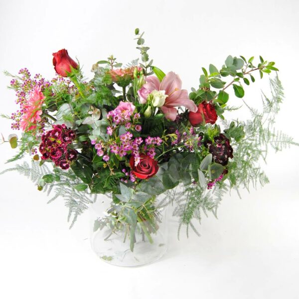 Ramo de flores con aleli rosa, astromelia, clavel fucsia, rosa pitimini fucsia, rosas lilas, romero y esparreguera - Originalflor