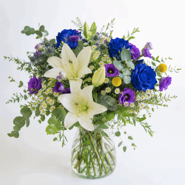 Ramo Sea Breeze con liliums blancos, rosas azules y flores frescas