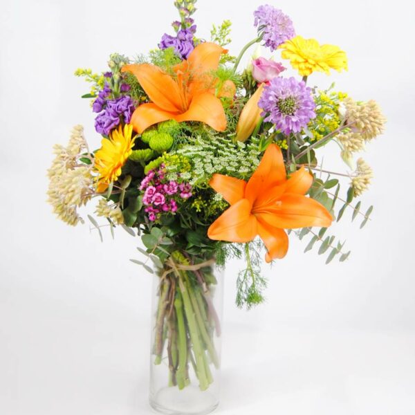 Ramo de flores con lilium naranja, flores lisiantum rosa, gerbera amarilla, poeta, escabiosa, baloon