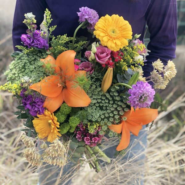 Ramo de flores con lilium naranja, flores lisiantum rosa, gerbera amarilla, poeta, escabiosa, baloon, crasas