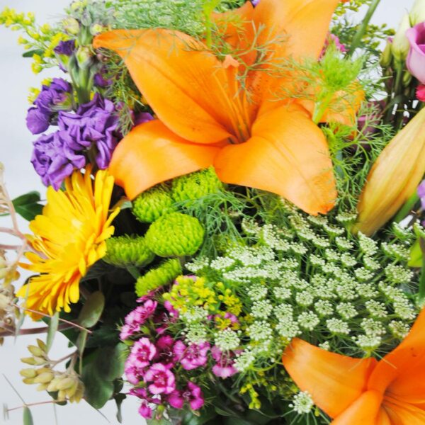 Ramo de flores con lilium naranja, flores lisiantum rosa, gerbera amarilla, poeta, escabiosa, baloon, crasas, solidago