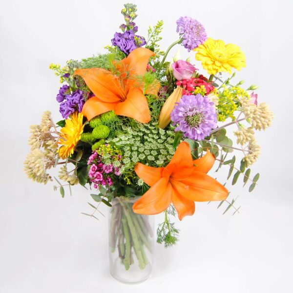 Ramo de flores con lilium naranja, flores lisiantum rosa, gerbera amarilla, poeta, escabiosa, baloon, crasas, solidago, aleli, eucalipto perfumado