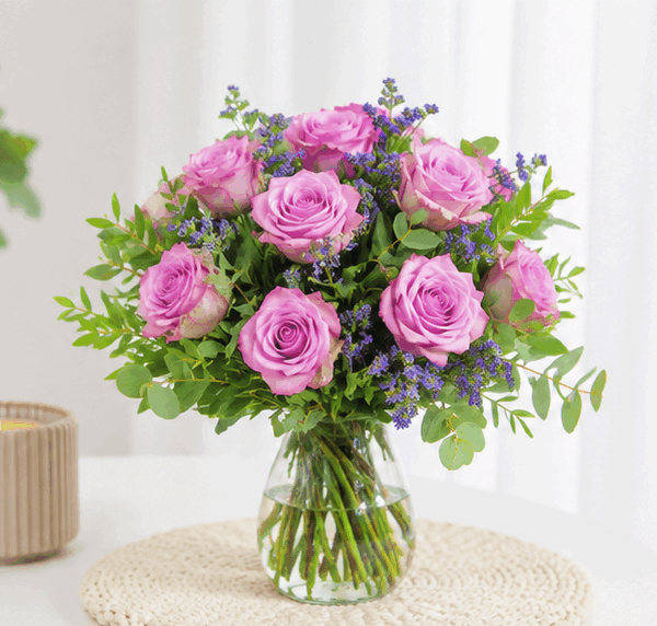 Regalar ramo de rosas lilas.